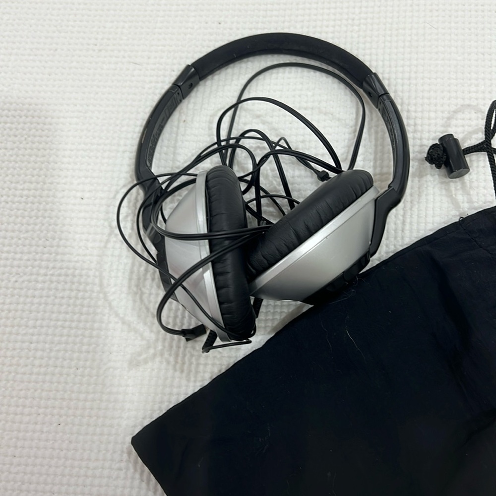 Bose wire headphones black with carrier